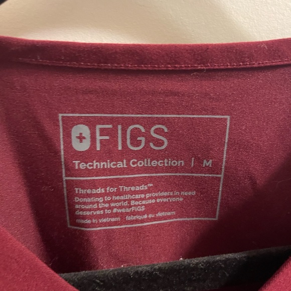 Figs Men’s Medium Leon Scrub Top in Burgundy - Picture 2 of 7